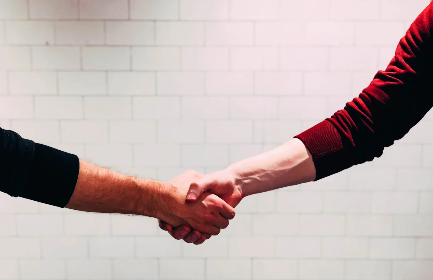 Handschlag zwischen Handwerker und Kunde