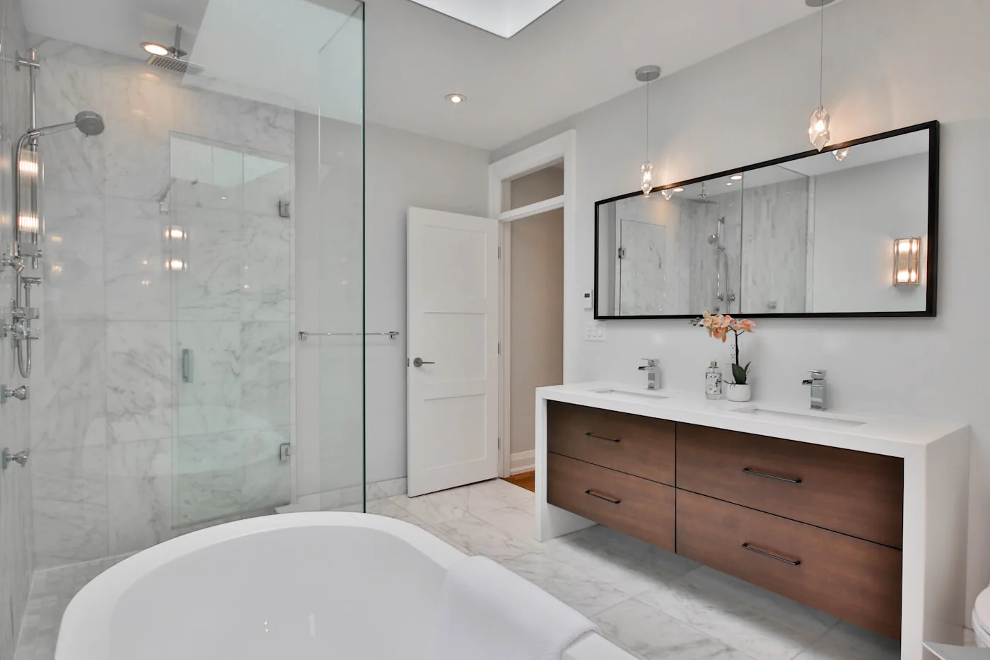 Hochwertig saniertes Bad mit freistehender Wanne