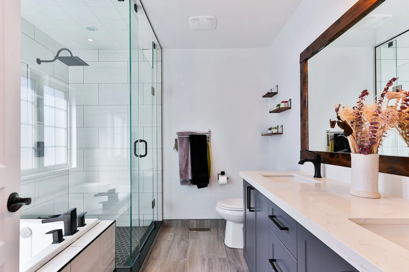 Modern saniertes Bad mit Glasdusche und Holz-Waschtisch