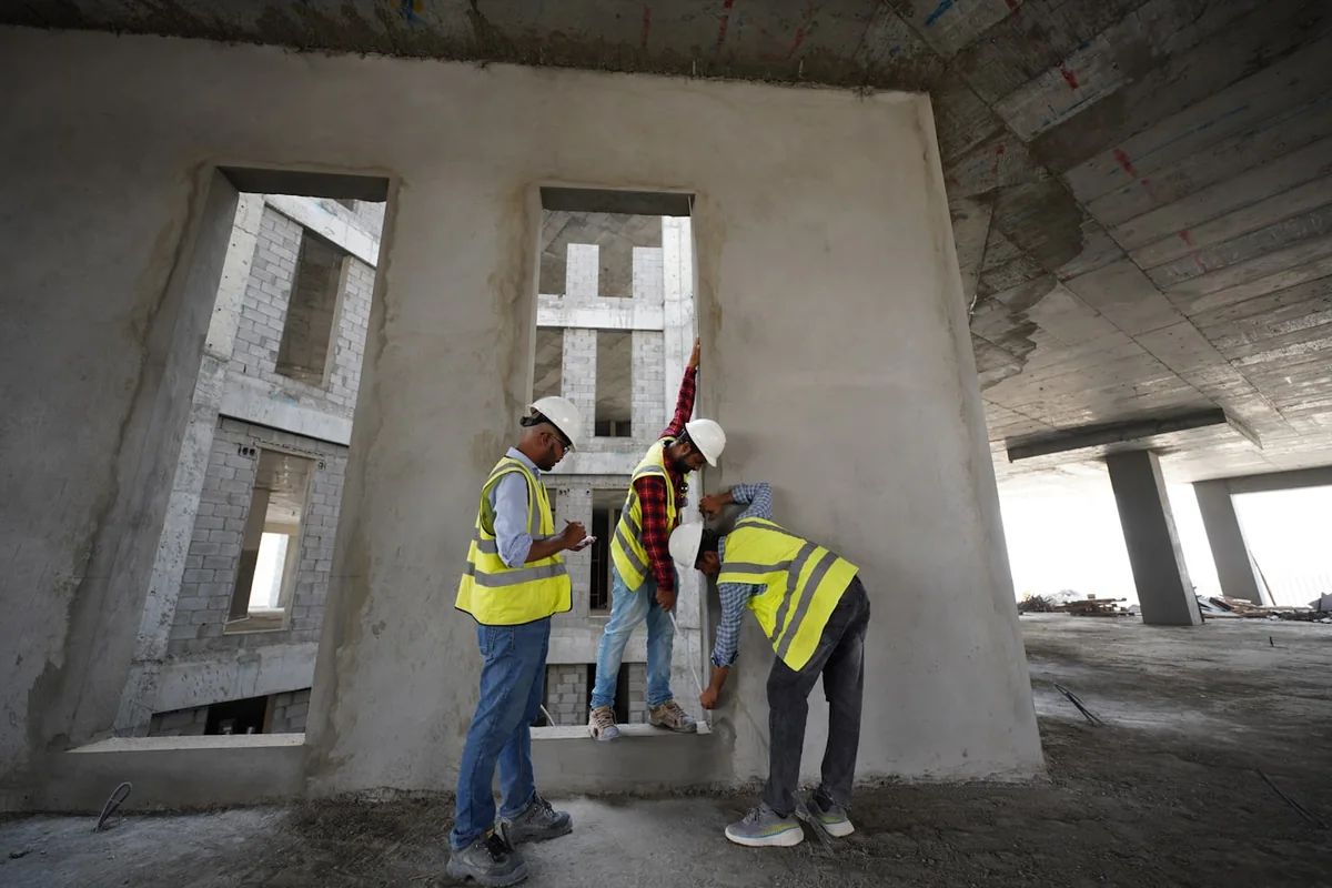 Das Team bei der Arbeit im Rohbau